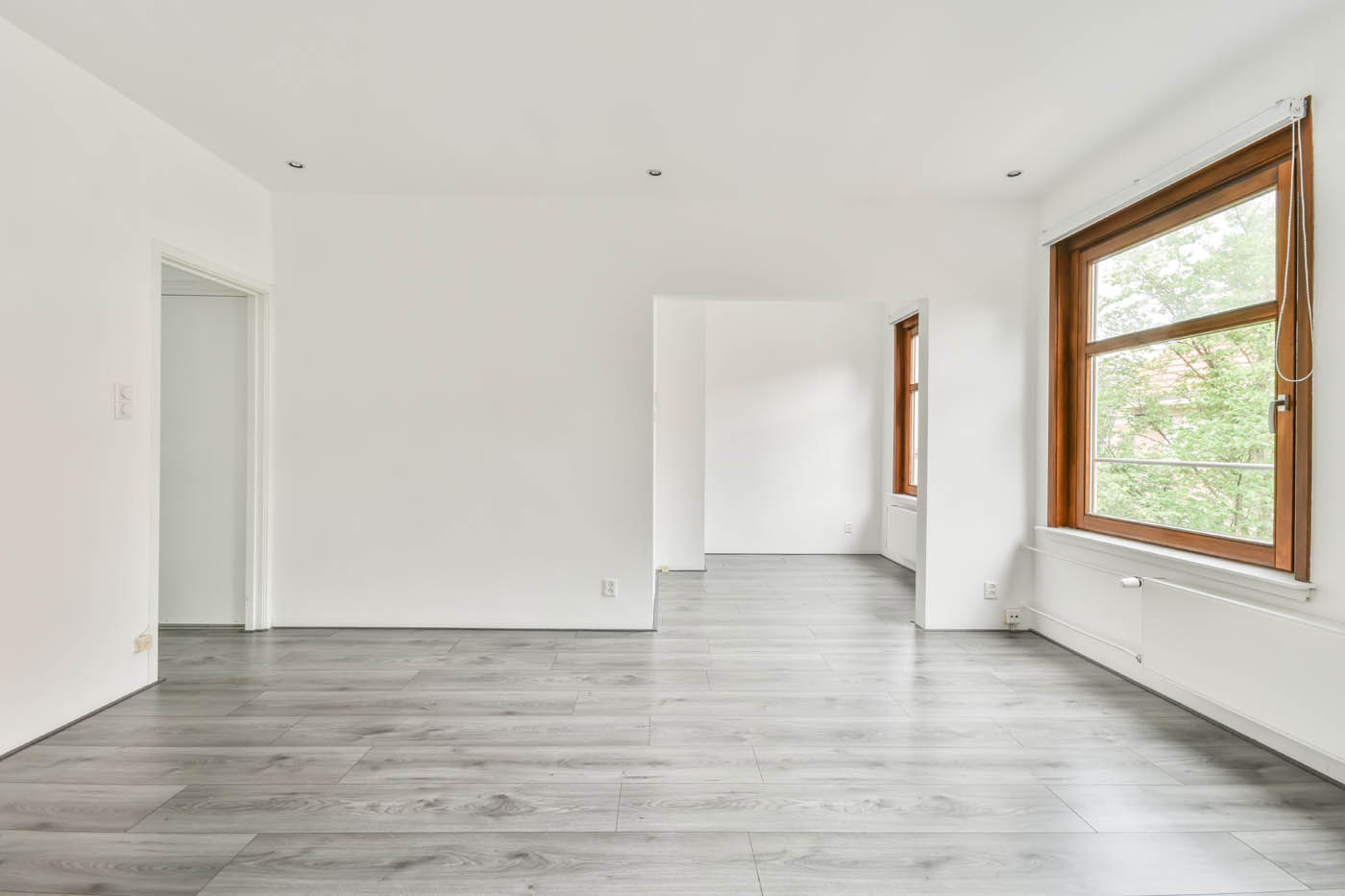Parquet flottant posé dans un salon lumineux